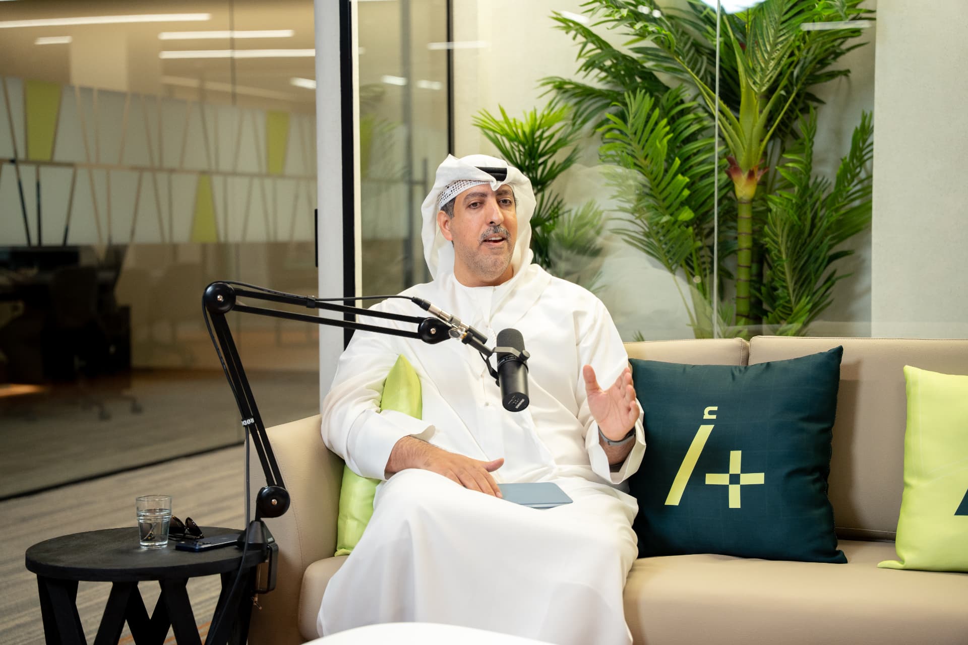 منصور الدرعي مؤسس تريندز بودكاست داخل استوديو أثر بلس